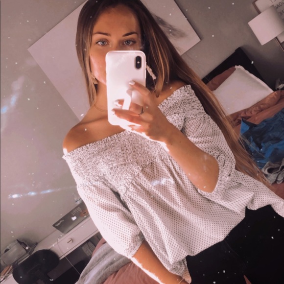 LAST ONE! Armora’s | Smocked Off Shoulder Top! - Picture 2 of 8